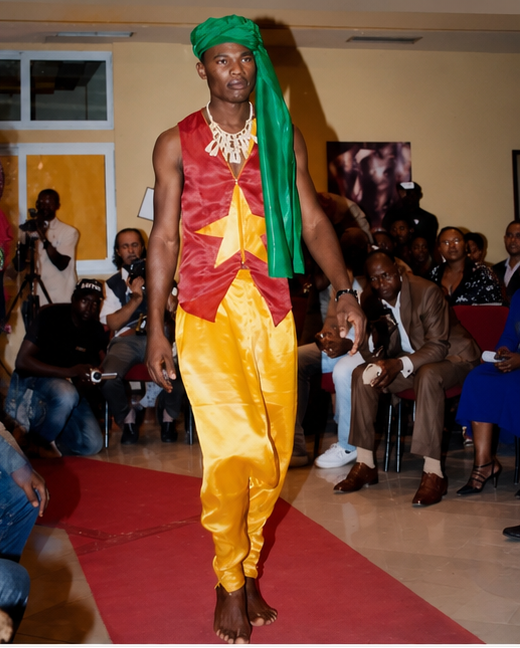 Tradition — tenue aux couleurs nationales